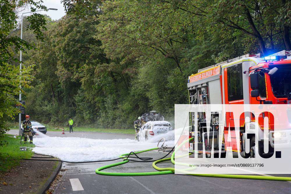 PKW brannte - auslaufender Kraftstoff brannte auf allen Fahrspuren Eine große Rauchsäule wies den Feuerwehrleuten am Samstagnachmittag gegen 16:20 Uhr bereits den Weg zum Brandort. Auf der Straße Frankfurter Damm war ein Mercedes PKW in Richtung Wald fahrend, plötzlich in Flammen aufgegangen. Andere Autofahrer hatten den Pkw-Fahrer durch Hupen auf einen Entstehungsbrand am Fahrzeug hingewiesen. Kurz nachdem der junge Mann den PKW zum Stillstand gebracht hatte riss offenbar eine Kraftstoffleitung und brennender Kraftstoff lief die Straße entlang. Als die Einsatzkräfte der Solinger Feuerwehr eintrafen, brannte es bereits großflächig auf beiden Fahrspuren. Unverzüglich wurde eine Brandbekämpfung eingeleitet, hierbei unterstützten