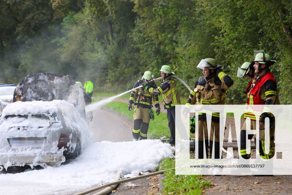 PKW brannte - auslaufender Kraftstoff brannte auf allen Fahrspuren Eine große Rauchsäule wies den Feuerwehrleuten am Samstagnachmittag gegen 16:20 Uhr bereits den Weg zum Brandort. Auf der Straße Frankfurter Damm war ein Mercedes PKW in Richtung Wald fahrend, plötzlich in Flammen aufgegangen. Andere Autofahrer hatten den Pkw-Fahrer durch Hupen auf einen Entstehungsbrand am Fahrzeug hingewiesen. Kurz nachdem der junge Mann den PKW zum Stillstand gebracht hatte riss offenbar eine Kraftstoffleitung und brennender Kraftstoff lief die Straße entlang. Als die Einsatzkräfte der Solinger Feuerwehr eintrafen, brannte es bereits großflächig auf beiden Fahrspuren. Unverzüglich wurde eine Brandbekämpfung eingeleitet, hierbei unterstützten
