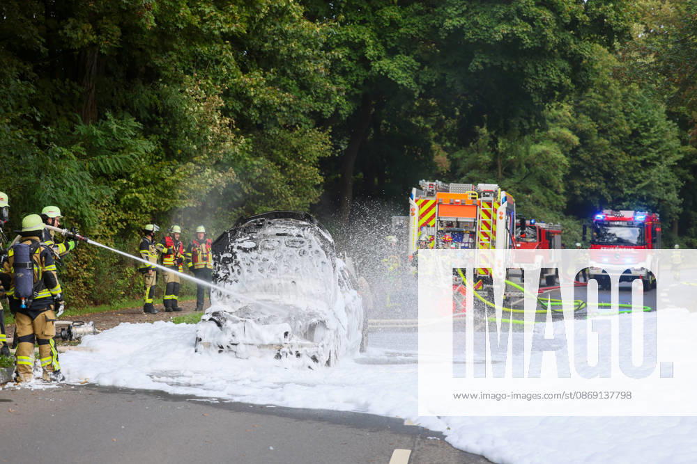 PKW brannte - auslaufender Kraftstoff brannte auf allen Fahrspuren Eine große Rauchsäule wies den Feuerwehrleuten am Samstagnachmittag gegen 16:20 Uhr bereits den Weg zum Brandort. Auf der Straße Frankfurter Damm war ein Mercedes PKW in Richtung Wald fahrend, plötzlich in Flammen aufgegangen. Andere Autofahrer hatten den Pkw-Fahrer durch Hupen auf einen Entstehungsbrand am Fahrzeug hingewiesen. Kurz nachdem der junge Mann den PKW zum Stillstand gebracht hatte riss offenbar eine Kraftstoffleitung und brennender Kraftstoff lief die Straße entlang. Als die Einsatzkräfte der Solinger Feuerwehr eintrafen, brannte es bereits großflächig auf beiden Fahrspuren. Unverzüglich wurde eine Brandbekämpfung eingeleitet, hierbei unterstützten