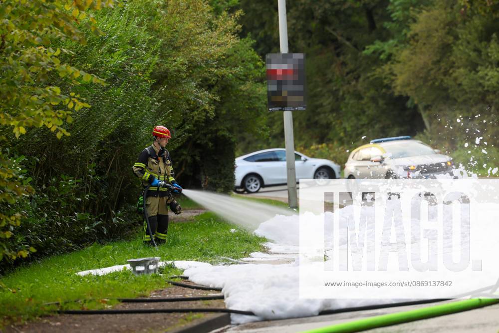 PKW brannte - auslaufender Kraftstoff brannte auf allen Fahrspuren Eine große Rauchsäule wies den Feuerwehrleuten am Samstagnachmittag gegen 16:20 Uhr bereits den Weg zum Brandort. Auf der Straße Frankfurter Damm war ein Mercedes PKW in Richtung Wald fahrend, plötzlich in Flammen aufgegangen. Andere Autofahrer hatten den Pkw-Fahrer durch Hupen auf einen Entstehungsbrand am Fahrzeug hingewiesen. Kurz nachdem der junge Mann den PKW zum Stillstand gebracht hatte riss offenbar eine Kraftstoffleitung und brennender Kraftstoff lief die Straße entlang. Als die Einsatzkräfte der Solinger Feuerwehr eintrafen, brannte es bereits großflächig auf beiden Fahrspuren. Unverzüglich wurde eine Brandbekämpfung eingeleitet, hierbei unterstützten