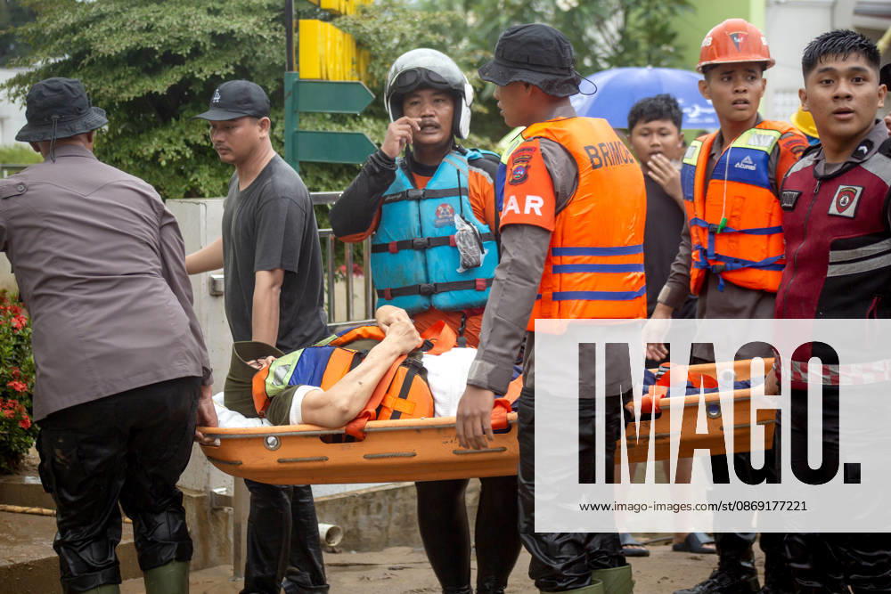 (261011) -- PADANG, Oct. 11, 2026 -- Rescuers evacuate a resident from floodwaters after heavy rain hit Padangn in West Sumatra Province, Indonesia, Oct. 10, 2026. (Photo by Xinhua) INDONESIA-PADANG-FLOOD AndrixMardinsyah
