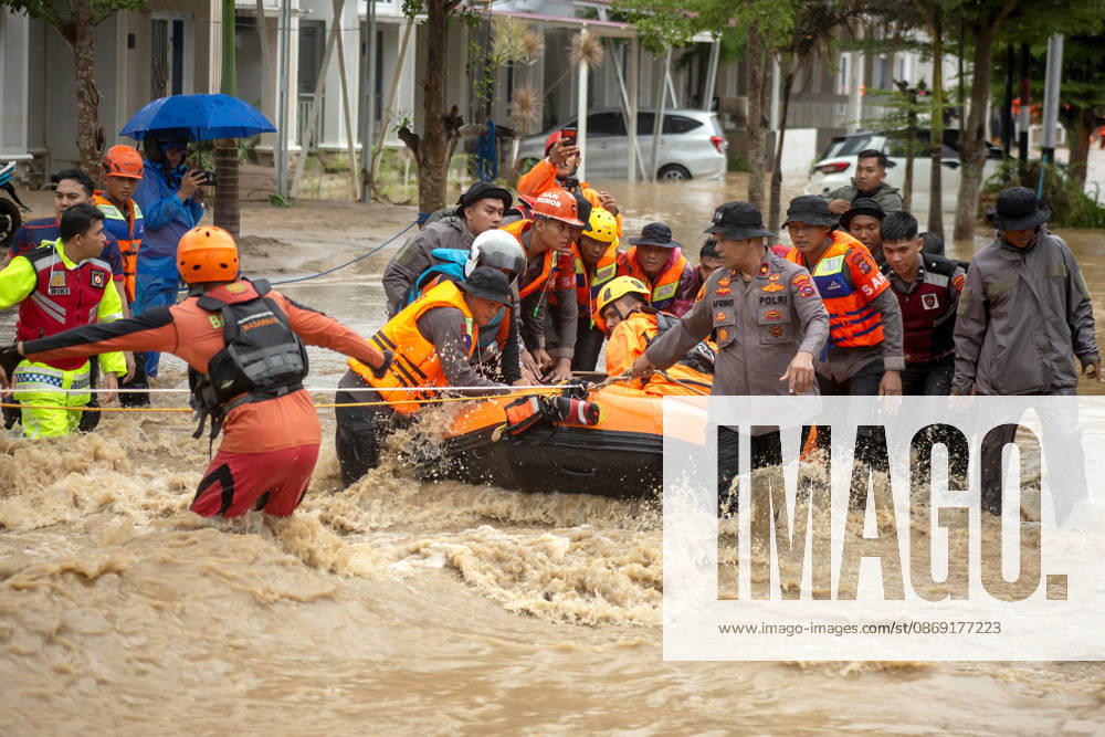 (261011) -- PADANG, Oct. 11, 2026 -- Rescuers are seen in floodwaters after heavy rain hit Padang in West Sumatra Province, Indonesia, Oct. 10, 2026. (Photo by Xinhua) INDONESIA-PADANG-FLOOD AndrixMardinsyah