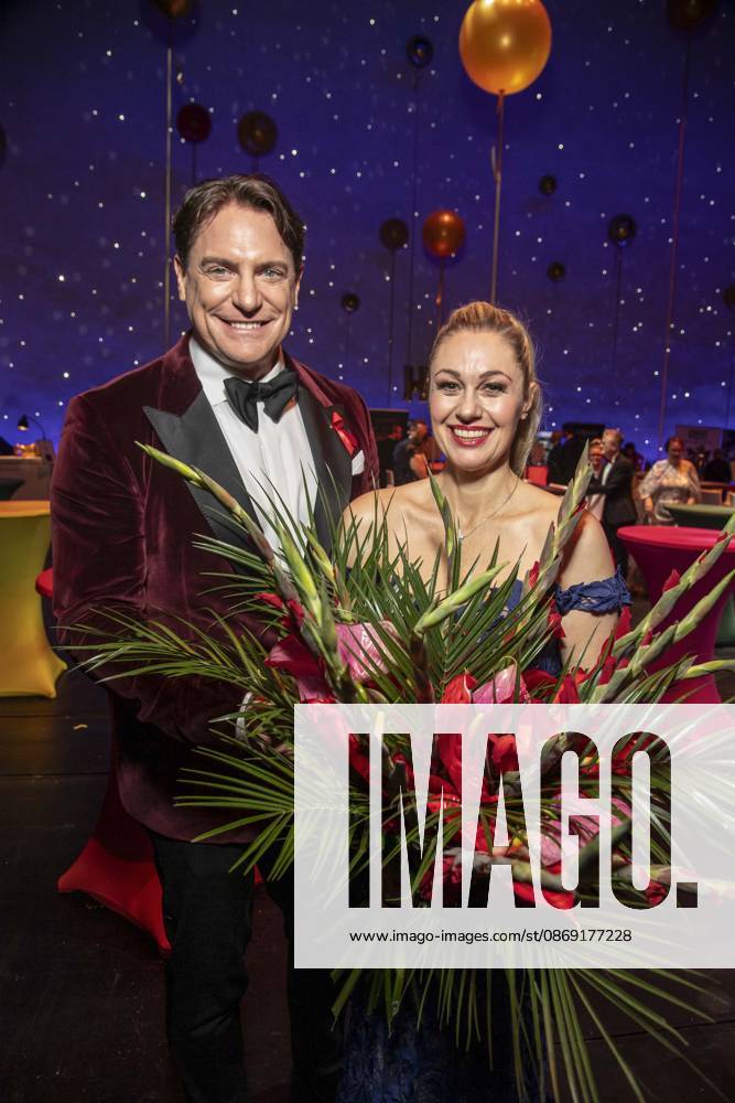 ABB HOPE GALA: Benjamin Bieneck and Ruth Moschner, the host duo, with a bouquet of flowers at the Hope Gala 2026 party at the Schauspielhaus Dresden on October 10, 2026, in Dresden, Saxony, Germany