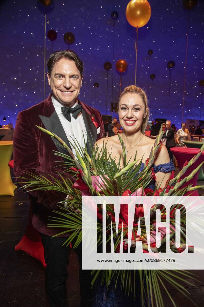 ABB HOPE GALA: Benjamin Bieneck and Ruth Moschner, the host duo, with a bouquet of flowers at the Hope Gala 2026 party at the Schauspielhaus Dresden on October 10, 2026, in Dresden, Saxony, Germany