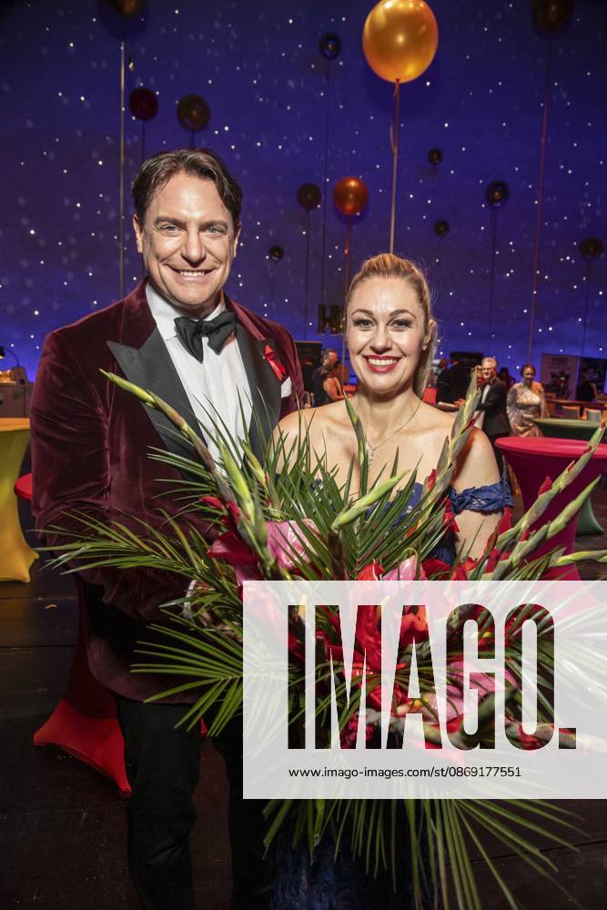 ABB HOPE GALA: Benjamin Bieneck and Ruth Moschner, the host duo, with a bouquet of flowers at the Hope Gala 2026 party at the Schauspielhaus Dresden on October 10, 2026, in Dresden, Saxony, Germany