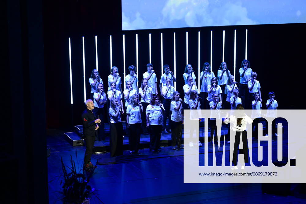 Dirk Michaelis and YOUTH OF HOPE, the select choir of the Goldenes Lamm Music School in Dresden, at the 18th Hope Gala 2026 at the Schauspielhaus Dresden