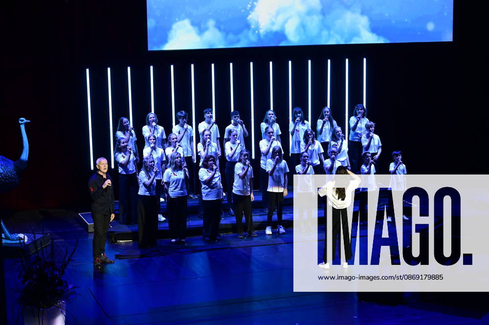 Dirk Michaelis and YOUTH OF HOPE, the select choir of the Goldenes Lamm Music School in Dresden, at the 18th Hope Gala 2026 at the Schauspielhaus Dresden