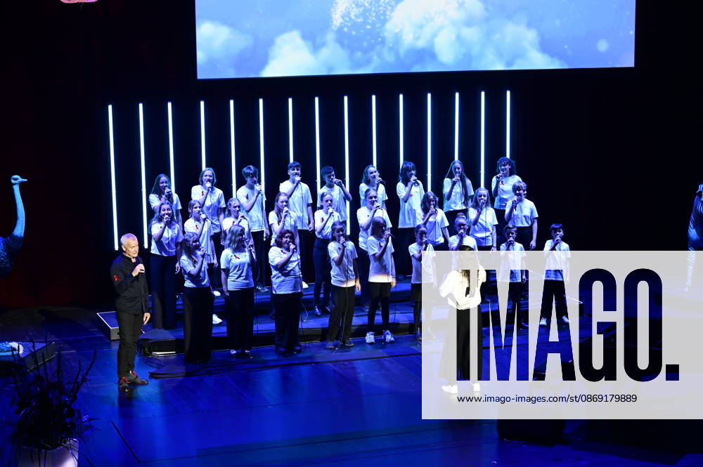Dirk Michaelis and YOUTH OF HOPE, the select choir of the Goldenes Lamm Music School in Dresden, at the 18th Hope Gala 2026 at the Schauspielhaus Dresden