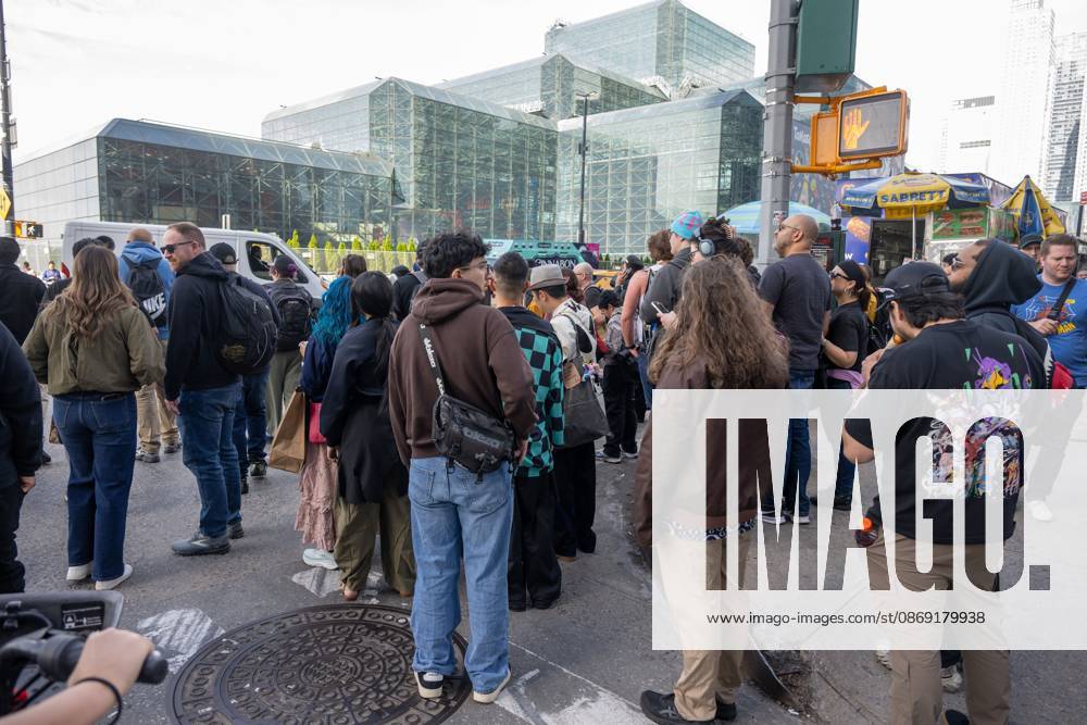 NEW YORK, NEW YORK - OCTOBER 10: People wait to cross the street many of them on the way to the New York Comic Con 2026 at The Jacob K. Javits Convention Center on October 10, 2026 in New York City..during New York Comic Con 2026 at The Jacob K. Javits Convention Center on October 10, 2026 in New York City. New York United States - ZUMAs197 20261010_aaa_s197_757