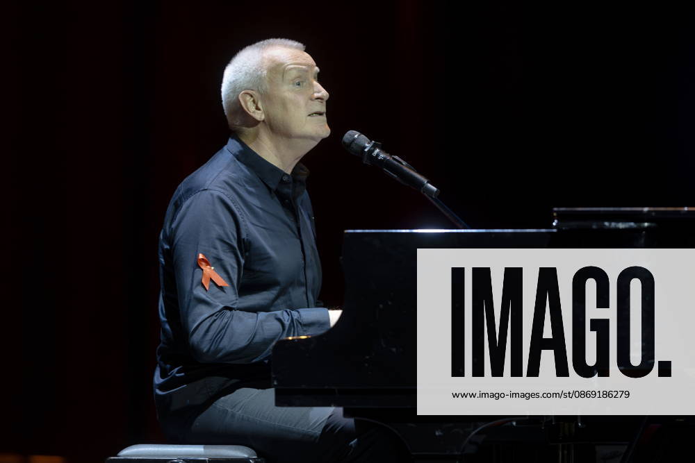 Performance by singer Dirk Michaelis during the 18th HOPE Gala at the Schauspielhaus Dresden. The HOPE Gala Dresden is a charity event that supports the HOPE Cape Town children’s project in South Africa in its efforts to promote the health, development, and education of children and young adults in the townships around Cape Town.