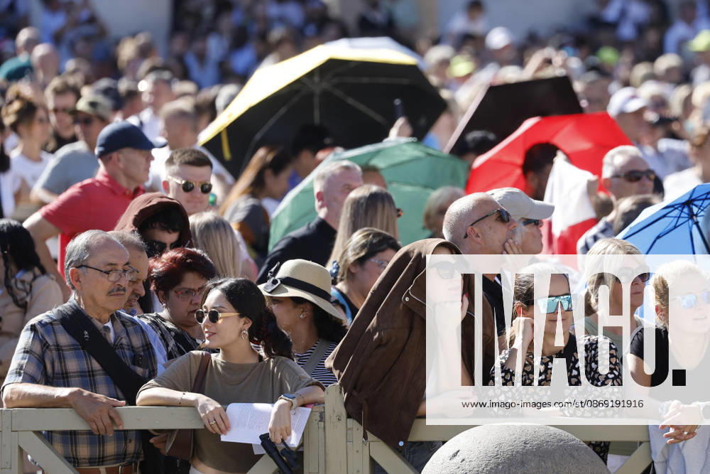 Faithful attend the Angelus prayer with Pope Leo XIV from the window of his office overlooking Saint Peter s Square, Vatican City 11 October 2026. ANSA FABIO FRUSTACI. Vatican City VATICAN - ZUMAa110 20261011_zaf_a110_005