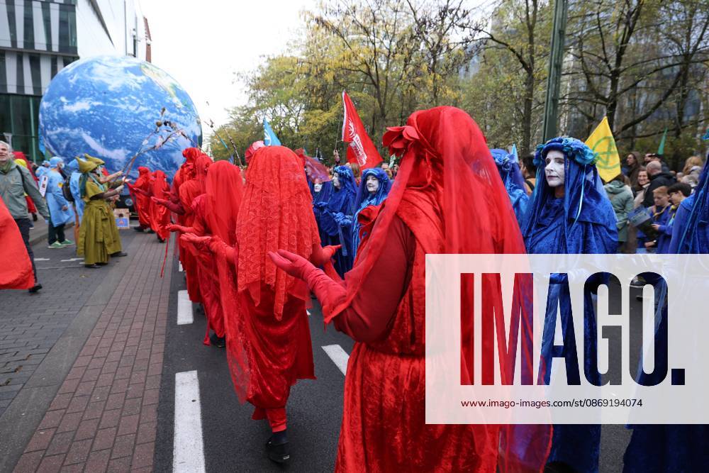 This image shows the Climate March 2026, organized by the Climate Coalition, in Brussels, on Sunday 11 October 2026. The Climate Coalition demands the federal and regional governments to stop subsidizing polluting industrial activities in Belgium and levy higher taxes on these companies. NICOLASxMAETERLINCK 189444419