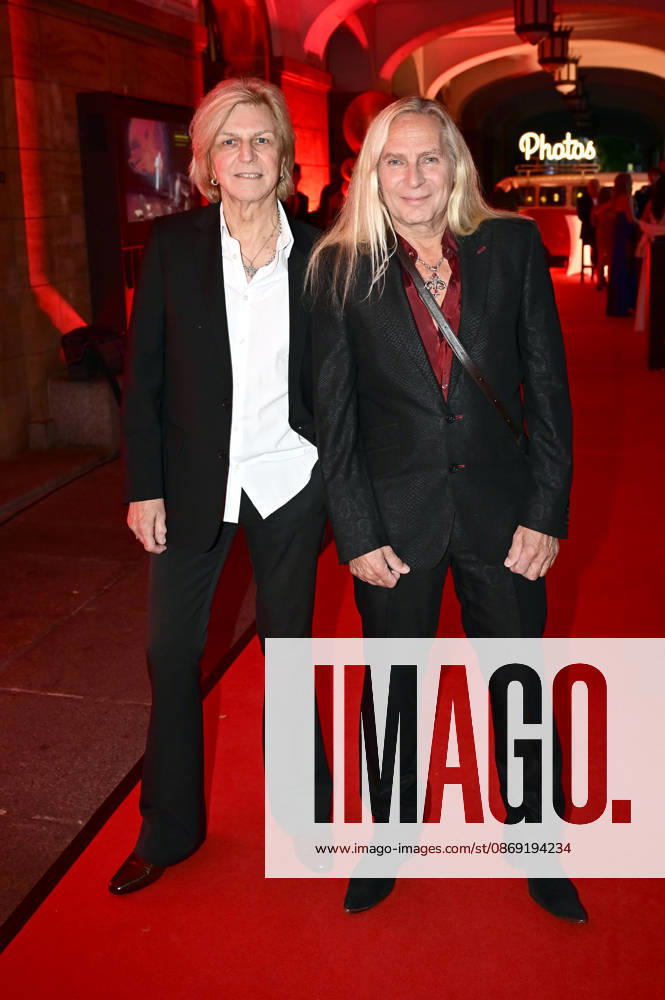 Ritchie Barton and Uwe Hassbecker at the 18 Hope Gala 2026 at the Schauspielhaus Dresden, October 10, 2026 Foto:xM.xWehnertx xFuturexImagex hope_6181