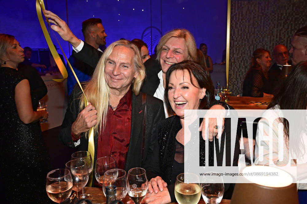Uwe Hassbecker, Ritchie Barton, and Ute Freudenberg at the 18 Hope Gala 2026 at the Schauspielhaus Dresden, October 10, 2026 Foto:xM.xWehnertx xFuturexImagex hope_6274