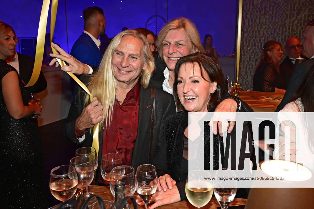 Uwe Hassbecker, Ritchie Barton, and Ute Freudenberg at the 18 Hope Gala 2026 at the Schauspielhaus Dresden, October 10, 2026 Foto:xM.xWehnertx xFuturexImagex hope_6275