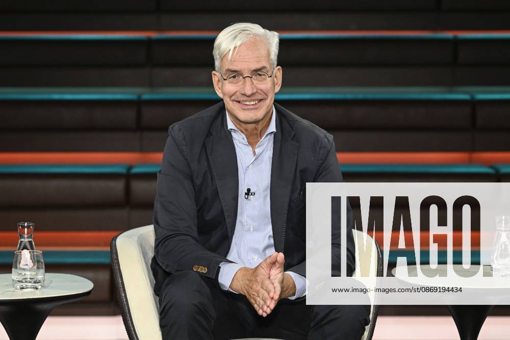 Mathias Middelberg, politician, 10 26 ago Mathias Middelberg on October 7, 2026, on *Markus Lanz*, ZDF TV, talk show, Germany, German, German man, politics, CDU, German politician, sitting cross-legged, smiling