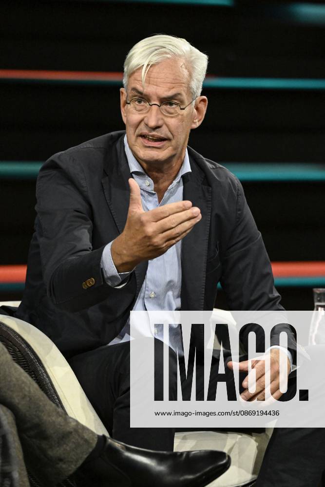 Mathias Middelberg, politician, 10 26 ago Mathias Middelberg on October 7, 2026, on *Markus Lanz*, ZDF TV, talk show, Germany, German, German man, politics, CDU, German politician, sitting upright, speaking, gesturing