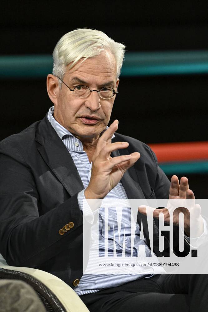 Mathias Middelberg, politician, 10 26 ago Mathias Middelberg on October 7, 2026, on *Markus Lanz*, ZDF TV, talk show, Germany, German, German man, politics, CDU, German politician, sitting upright, speaking, gesturing