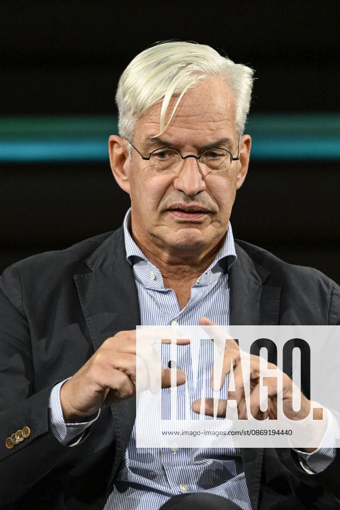 Mathias Middelberg, politician, 10 26 ago Mathias Middelberg on October 7, 2026, on *Markus Lanz*, ZDF TV, talk show, Germany, German, German man, politics, CDU, German politician, sitting upright, speaking, gesturing