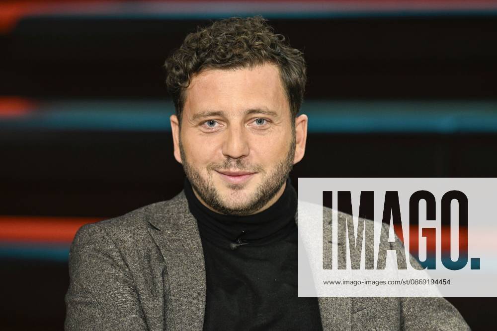 Felix Banaszak, politician, 10 26 2026. Felix Banaszak appeared on Markus Lanz on October 7, 2026, on ZDF TV. Talk show, Germany, German, German man, Alliance 90 The Greens, Green Party, Green, politics, German politician, unconventional, portrait, smiling