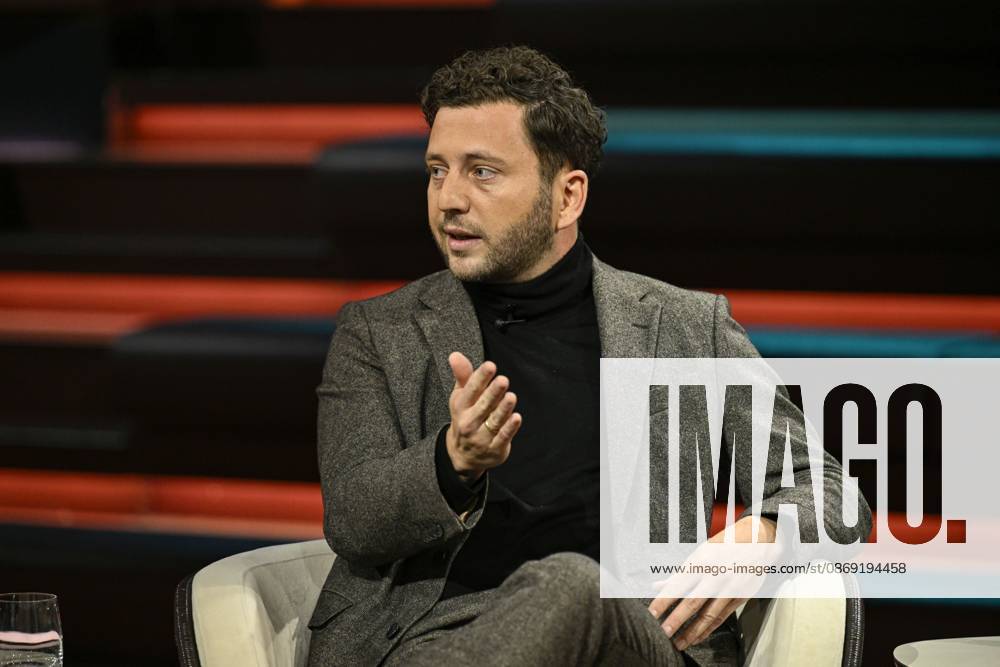 Felix Banaszak, politician, 10 26 2026. Felix Banaszak appeared on Markus Lanz on October 7, 2026, on ZDF TV. Talk show, Germany, German, German man, Alliance 90 The Greens, Green Party, Green, politics, German politician, sitting sideways, speaking, gesturing