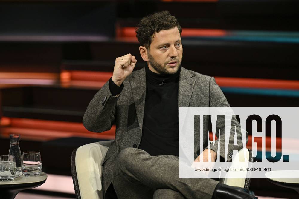 Felix Banaszak, politician, 10 26 2026. Felix Banaszak appeared on Markus Lanz on October 7, 2026, on ZDF TV. Talk show, Germany, German, German man, Alliance 90 The Greens, Green Party, Green, politics, German politician, sitting sideways, speaking, gesturing
