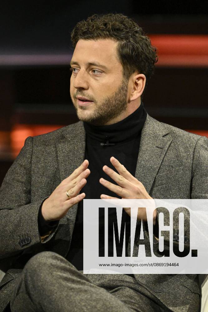 Felix Banaszak, politician, 10 26 2026. Felix Banaszak on the October 7, 2026, episode of *Markus Lanz* on ZDF TV, a German talk show. German man from Alliance 90 The Greens, speaking while sitting upright and gesturing.