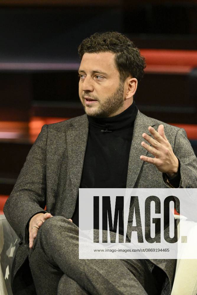 Felix Banaszak, politician, 10 26 2026. Felix Banaszak on the October 7, 2026, episode of *Markus Lanz* on ZDF TV, a German talk show. German man from Alliance 90 The Greens, speaking while sitting upright and gesturing.