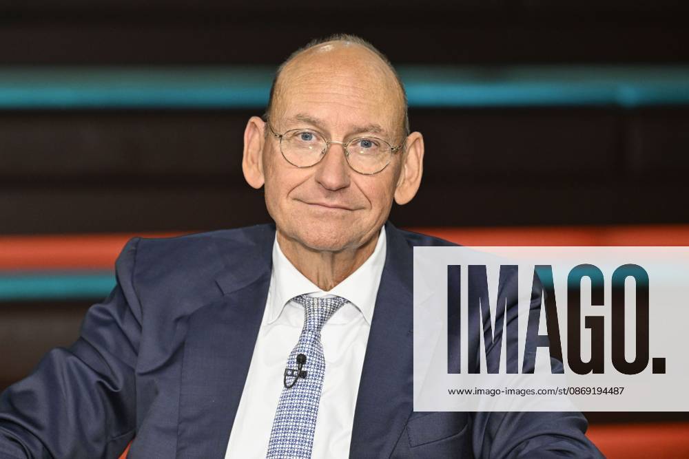 Daniel Stelter, economist, 10 26. Daniel Stelter on October 8, 2026, on *Markus Lanz*, ZDF TV, talk show, Germany, German, German man, journalist, author, economist, German economist, scientist, publisher, author, side profile, smiling