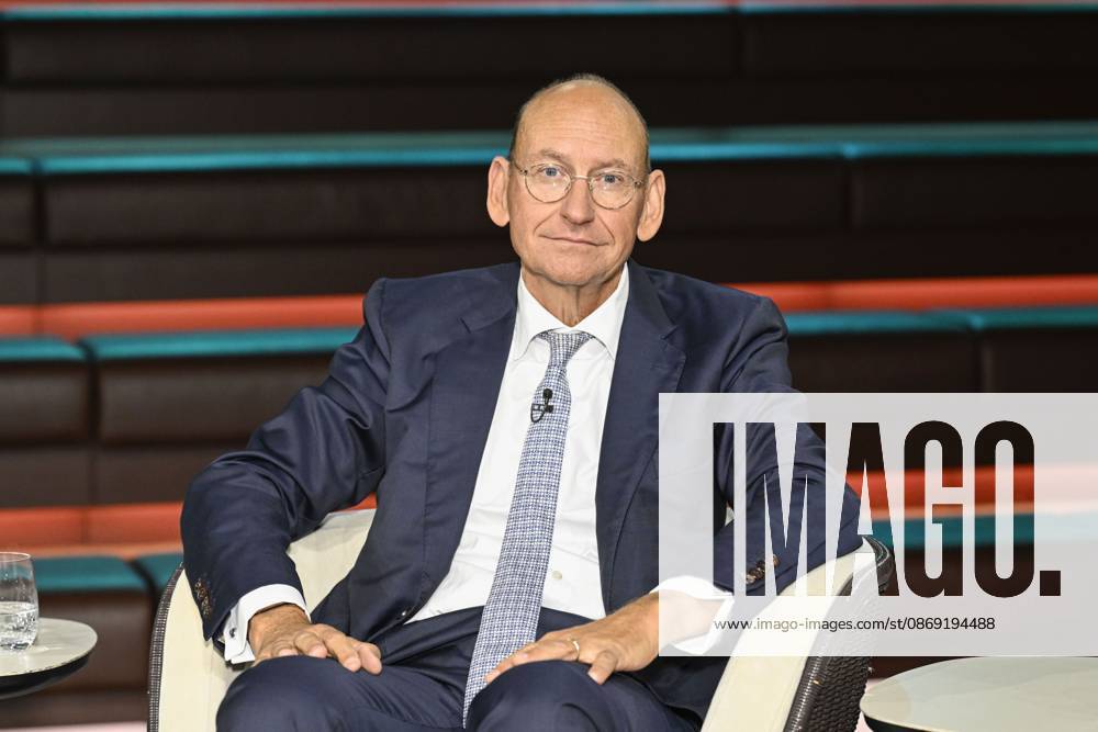 Daniel Stelter, economist, 10:26 a.m. Daniel Stelter on October 8, 2026, on *Markus Lanz*, ZDF TV, talk show, Germany, German, German man, journalist, author, economist, German economist, scientist, publisher, author, sitting with his legs crossed, neutral