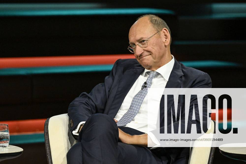 Daniel Stelter, economist, 10:26 a.m. Daniel Stelter on October 8, 2026, on *Markus Lanz*, ZDF TV, talk show, Germany, German, German man, journalist, author, economist, sitting with his legs crossed, smiling