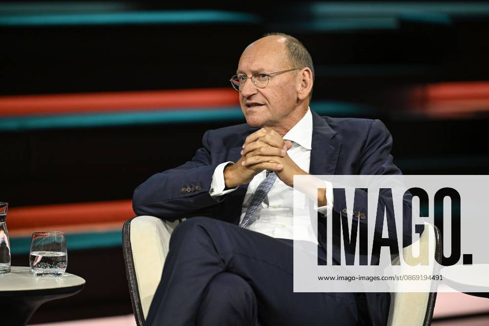 Daniel Stelter, economist, 10:26 a.m. Daniel Stelter on October 8, 2026, on *Markus Lanz*, ZDF TV, talk show, Germany, German, German man, journalist, author, economist, German economist, scientist, publisher, author, sitting sideways, speaking, gesturing