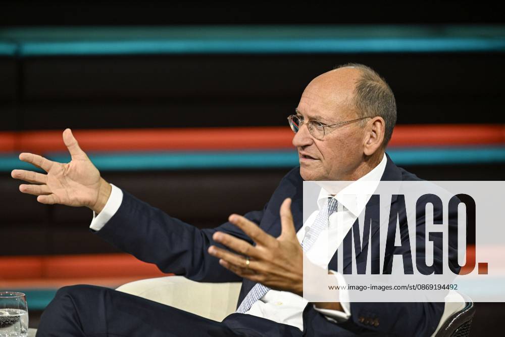 Daniel Stelter, economist, 10:26 a.m. Daniel Stelter on October 8, 2026, on *Markus Lanz*, ZDF TV, talk show, Germany, German, German man, journalist, author, economist, German economist, scientist, publisher, author, sitting sideways, speaking, gesturing