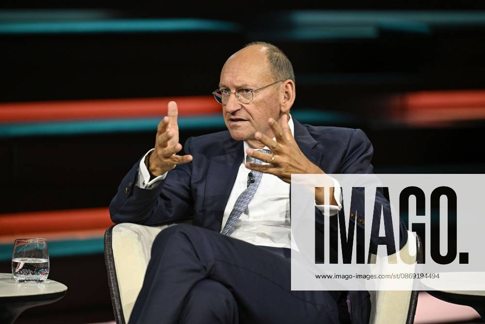 Daniel Stelter, economist, 10:26 a.m. Daniel Stelter on October 8, 2026, on *Markus Lanz*, ZDF TV, talk show, Germany, German, German man, journalist, author, economist, German economist, scientist, publisher, author, sitting sideways, speaking, gesturing
