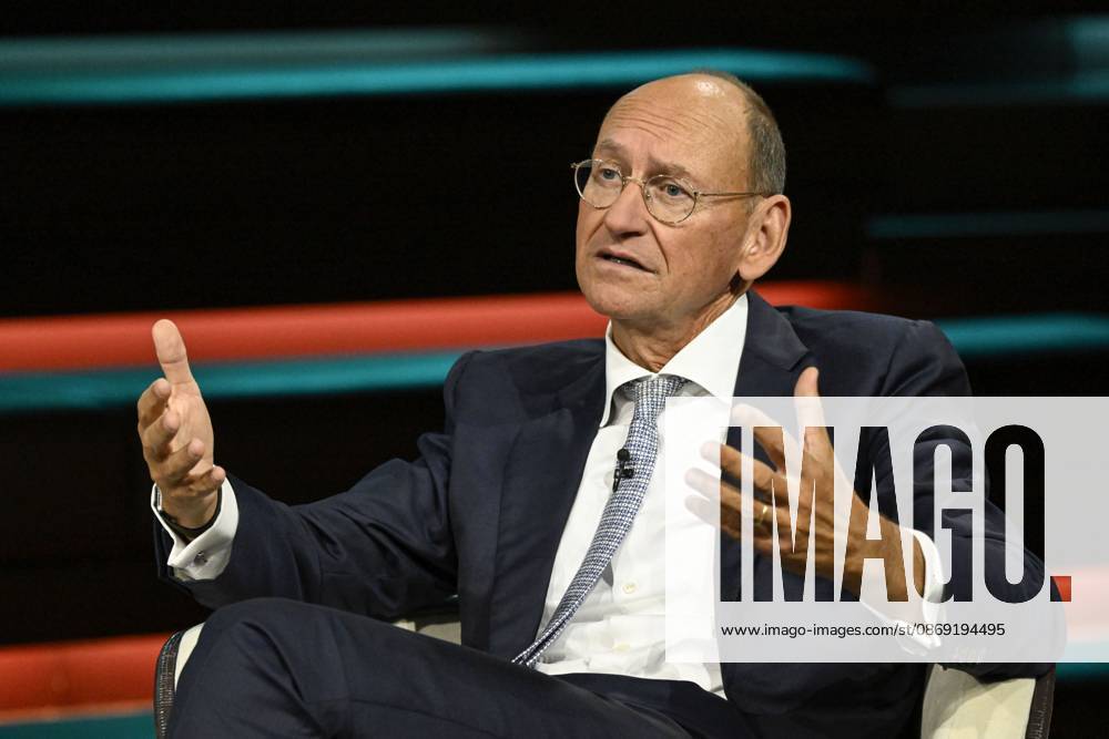 Daniel Stelter, economist, 10:26 a.m. Daniel Stelter on October 8, 2026, on *Markus Lanz*, ZDF TV, talk show, Germany, German, German man, journalist, author, economist, German economist, scientist, publisher, author, sitting sideways, speaking, gesturing