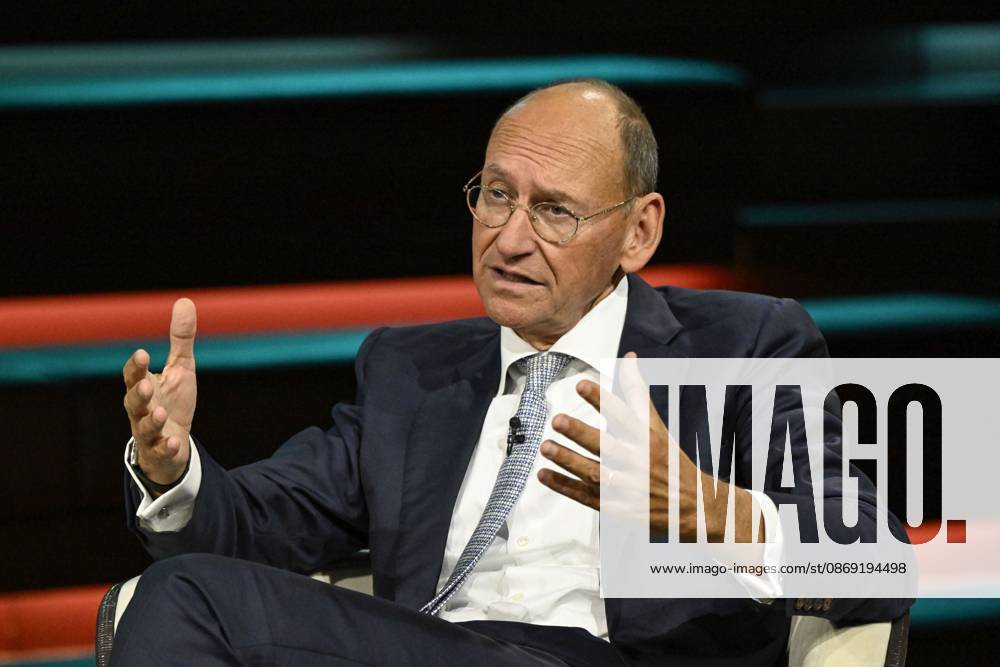 Daniel Stelter, economist, 10:26 a.m. Daniel Stelter on October 8, 2026, on *Markus Lanz*, ZDF TV, talk show, Germany, German, German man, journalist, author, economist, German economist, scientist, publisher, author, sitting sideways, speaking, gesturing