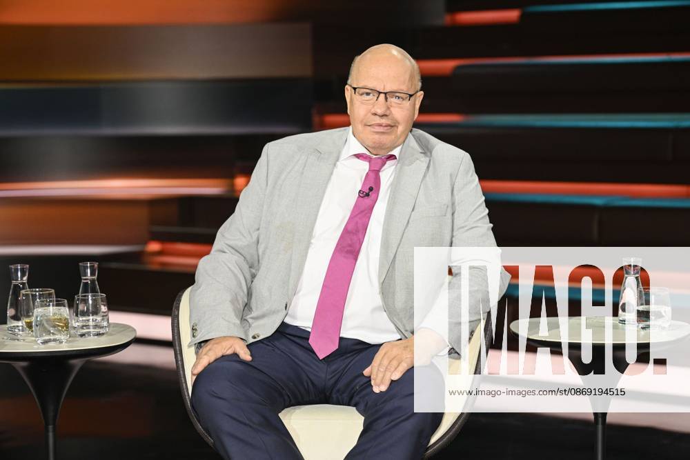 Peter Altmaier, politician, 10 26. Peter Altmaier on October 8, 2026, on *Markus Lanz*, ZDF TV, talk show, Germany, German, German man, politics, CDU, German politician, sitting cross-legged, smiling