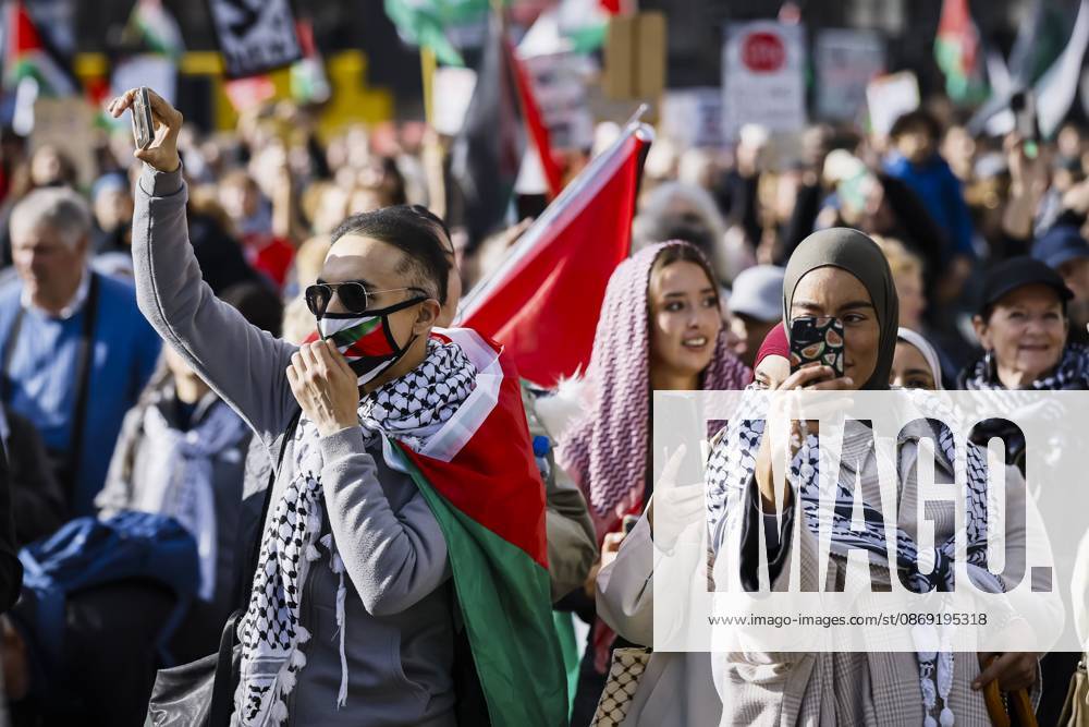 AMSTERDAM - Demonstrators during a national protest on Dam Square marking the conclusion of the nationwide week of action for sanctions against Israel. According to various activist groups, despite the ceasefire , the genocide against the Palestinian people continues unabated. KOEN VAN WEEL ANP netherlands out - belgium out