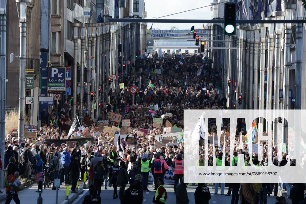 This image shows the Climate March 2026, organized by the Climate Coalition, in Brussels, on Sunday 11 October 2026. The Climate Coalition demands the federal and regional governments to stop subsidizing polluting industrial activities in Belgium and levy higher taxes on these companies. NICOLASxMAETERLINCK 189451375