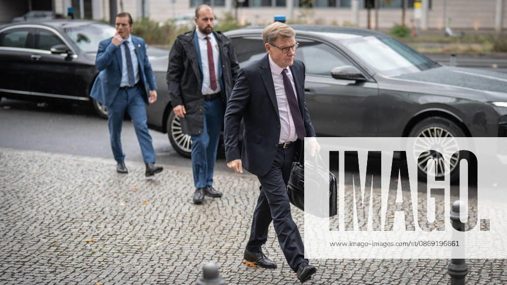 Johann Wadephul, Minister of Foreign Affairs, upon his arrival with security detail at the CDU of Germany’s Executive Committee Retreat in Berlin, October 2026, Berlin, Berlin, Germany, Konrad Adenauer House