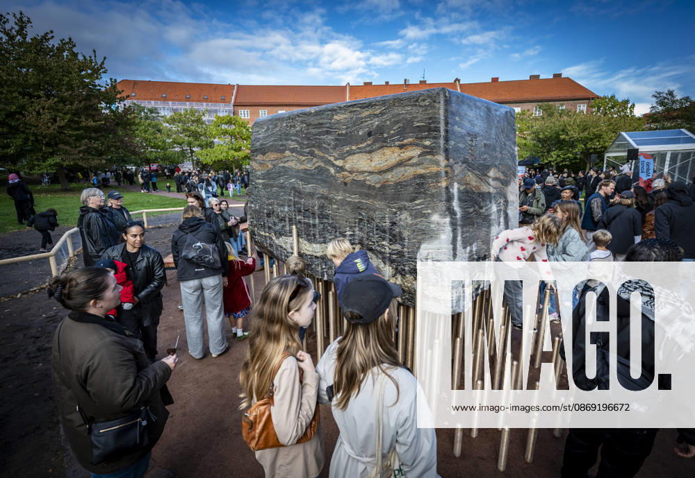 MALMÖ, October 11, 2026—168 bronze rods lift the nearly 30-metric-ton stone block. The monument Master Narratives was unveiled on Sunday in Jesusparken in Malmö. Malmö’s anti-racism monument, titled Master Narratives, was created by artistsSusanna Marcus Jablonski and Santiago Mostyn. MALMÖ, SWEDEN