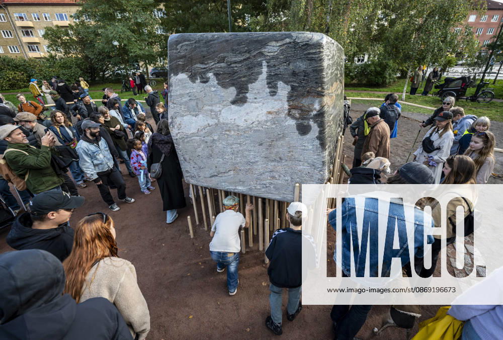 MALMÖ, October 11, 2026—168 bronze rods lift the nearly 30-metric-ton stone block. The monument Master Narratives was unveiled on Sunday in Jesusparken in Malmö. Malmö’s anti-racism monument, titled Master Narratives, was created by artistsSusanna Marcus Jablonski and Santiago Mostyn. MALMÖ, SWEDEN