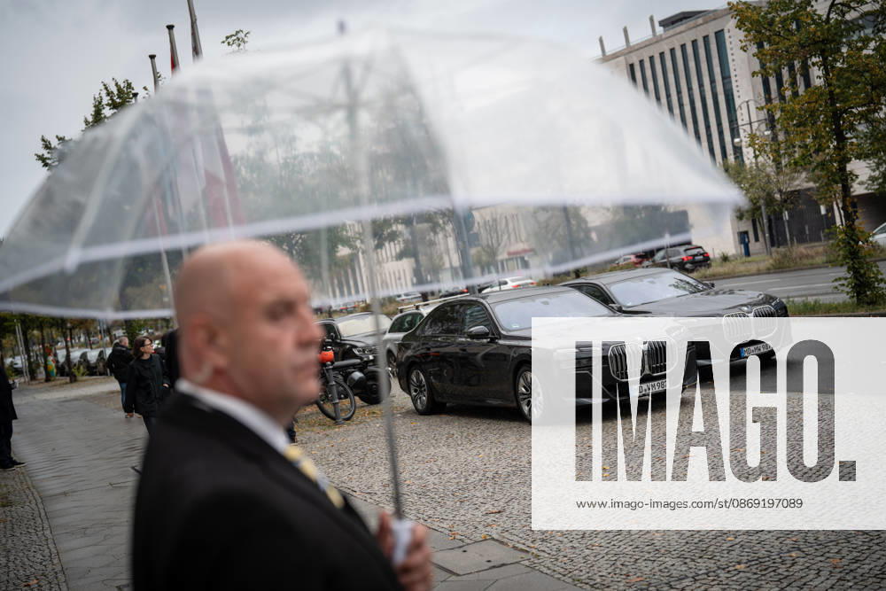 BMW official vehicles from Saxony-Anhalt, used by incumbent Minister President Sven Schulze and his security detail; cars belonging to the state government parked in front of the CDU Federal Headquarters following the Minister President’s arrival at the CDU of Germany’s Executive Committee Retreat in Berlin, October 2026, Berlin, Germany, Konrad Adenauer House