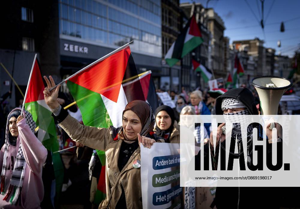AMSTERDAM - Demonstrators during a national protest on Dam Square marking the conclusion of the nationwide week of action for sanctions against Israel. According to various activist groups, despite the ceasefire , the genocide against the Palestinian people continues unabated. KOEN VAN WEEL ANP netherlands out - belgium out