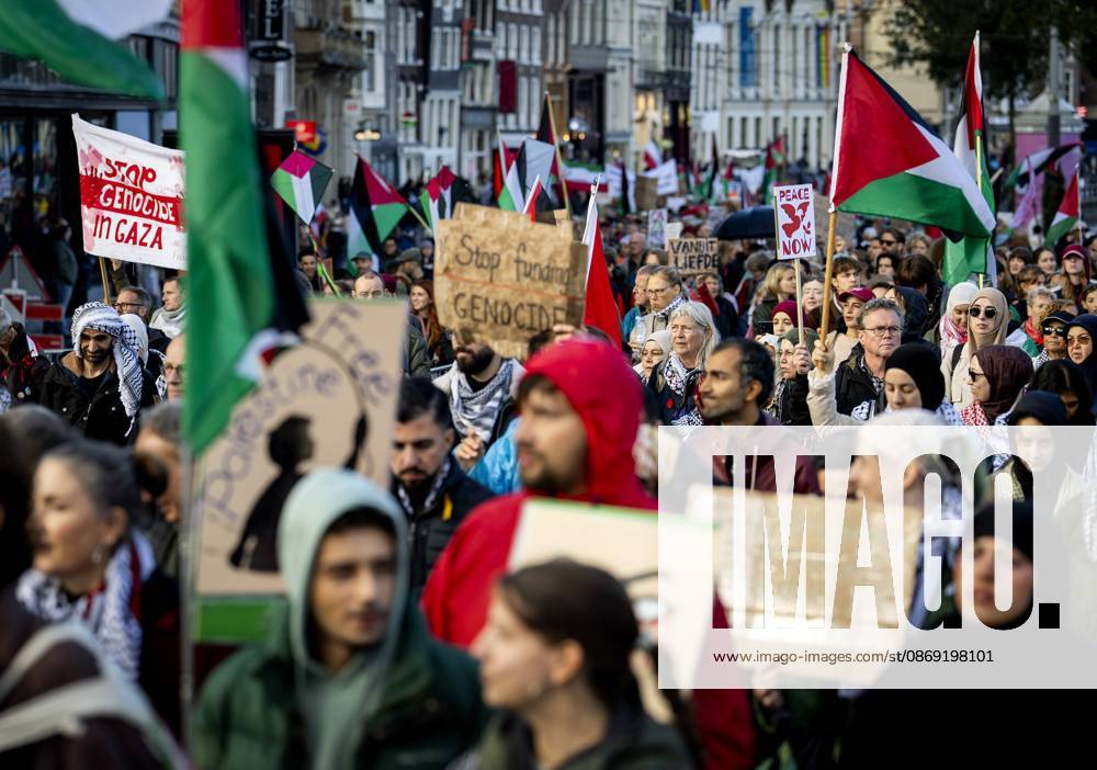 AMSTERDAM - Demonstrators during a national protest on Dam Square marking the conclusion of the nationwide week of action for sanctions against Israel. According to various activist groups, despite the ceasefire , the genocide against the Palestinian people continues unabated. KOEN VAN WEEL ANP netherlands out - belgium out