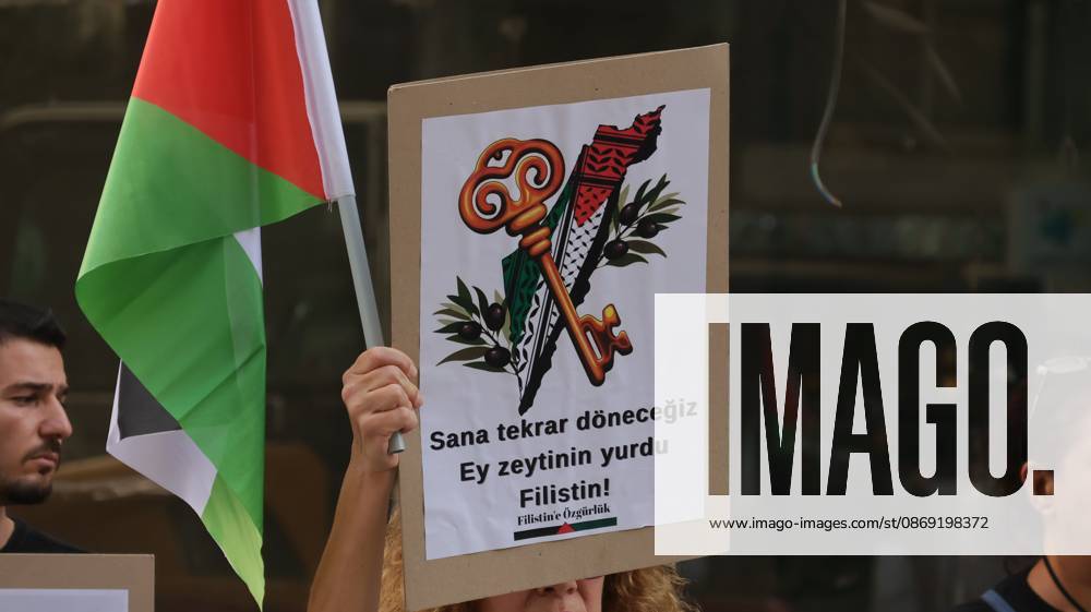 °Zmir, To¼rkiye: IZMIR, TURKEY, OCTOBER 11, 2026: Pro-Palestinian demonstrators gather outside the Turkan Saylan Cultural Center in Izmir during a protest organized by the local branch of the Association for the Freedom of Palestinians. Participants condemn Israeli military operations in Gaza and criticize US support for Israel, calling attention to Palestinian civilian casualties since October 7, 2023. The demonstration concludes at Gundogdu Square, where participants throw carnations into the sea in remembrance of Palestinians killed during the conflict. °Zmir Türkiye - ZUMAq101 20261011_zna_q101_105