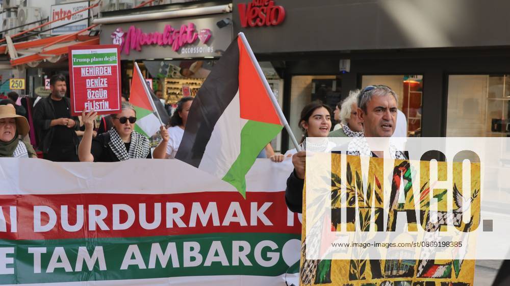 Â°Zmir, ToÂ¼rkiye: IZMIR, TURKEY, OCTOBER 11, 2026: Pro-Palestinian demonstrators gather outside the Turkan Saylan Cultural Center in Izmir during a protest organized by the local branch of the Association for the Freedom of Palestinians. Participants condemn Israeli military operations in Gaza and criticize US support for Israel, calling attention to Palestinian civilian casualties since October 7, 2023. The demonstration concludes at Gundogdu Square, where participants throw carnations into the sea in remembrance of Palestinians killed during the conflict. Â°Zmir Türkiye - ZUMAq101 20261011_zna_q101_111
