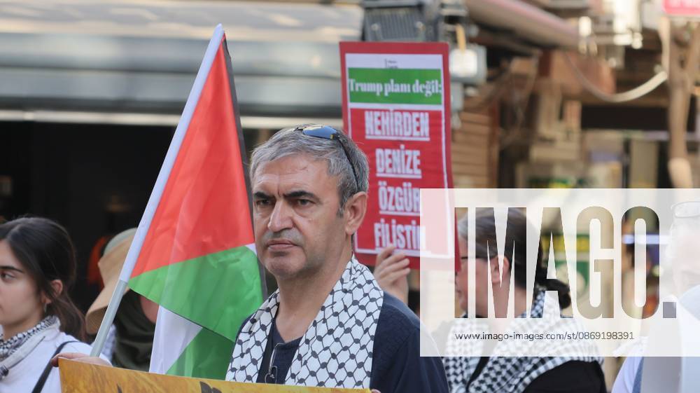°Zmir, To¼rkiye: IZMIR, TURKEY, OCTOBER 11, 2026: Pro-Palestinian demonstrators gather outside the Turkan Saylan Cultural Center in Izmir during a protest organized by the local branch of the Association for the Freedom of Palestinians. Participants condemn Israeli military operations in Gaza and criticize US support for Israel, calling attention to Palestinian civilian casualties since October 7, 2023. The demonstration concludes at Gundogdu Square, where participants throw carnations into the sea in remembrance of Palestinians killed during the conflict. °Zmir Türkiye - ZUMAq101 20261011_zna_q101_116