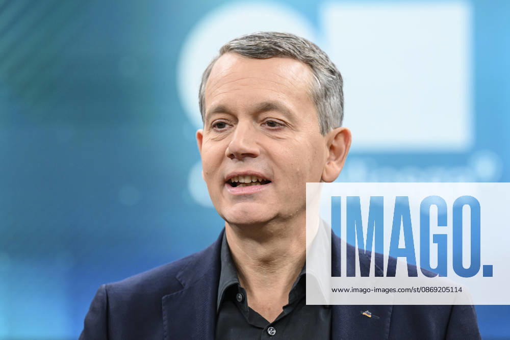 Pictured from left: Christoph Werner, CEO of dm drogerie markt, GER, Berlin, studio, guest on Caren Miosga’s political talk show, TV, program, Das Erste, from Studio 20 in Berlin-Adlershof, topic: How will the government get out of the crisis, Mr. Söder? October 11, 2026,