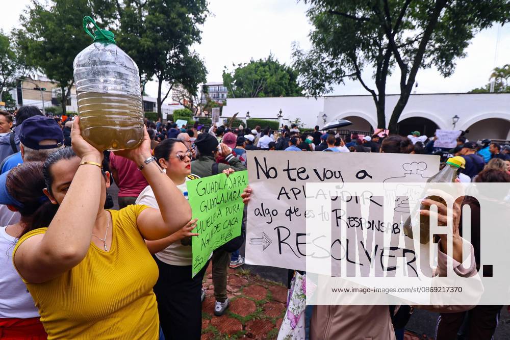 TO-45427- GUADALAJARA 11-10-2026. . La exigencia de agua limpia deriv& xf3; en momentos de tensi& xf3;n y violencia durante la marcha realizada este domingo en Guadalajara. Ciudadanos se movilizaron para denunciar la mala calidad del suministro en la Zona Metropolitana y exigir respuestas a las autoridades. La protesta, que lleg& xf3; a las inmediaciones de Casa Jalisco, registr& xf3; enfrentamientos entre manifestantes y polic& xed;as, as& xed; como reportes de detenciones, en una jornada que evidenci& xf3; el descontento social ante la problem& xe1;tica del agua..Guadalajara. Clasos.com.mx - ZUMAcs4_ 20261011_faa_cs4_007